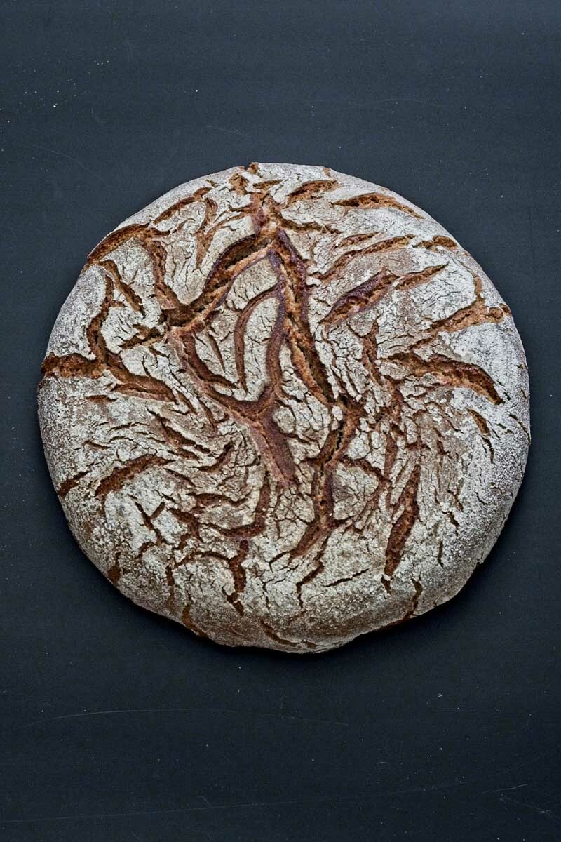 Бездрожжевой хлеб, раскалываем показываем и помогаем начать печь Берлинский ржаной хлеб